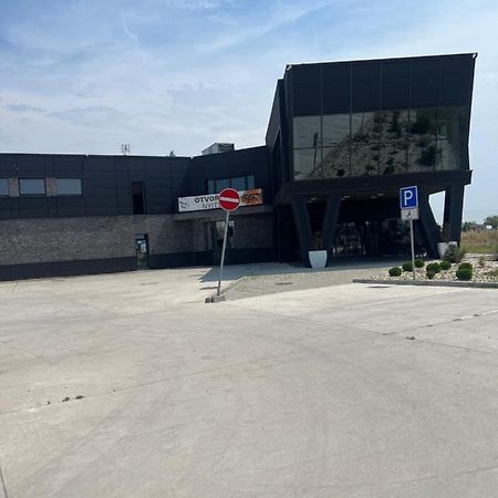 Black Hut Pension&Restaurant *** Ξενοδοχείο Dunajská Streda Εξωτερικό φωτογραφία