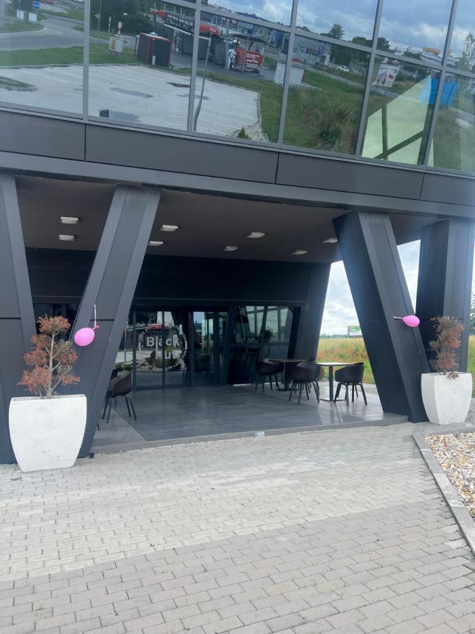 Black Hut Pension&Restaurant *** Ξενοδοχείο Dunajská Streda Εξωτερικό φωτογραφία