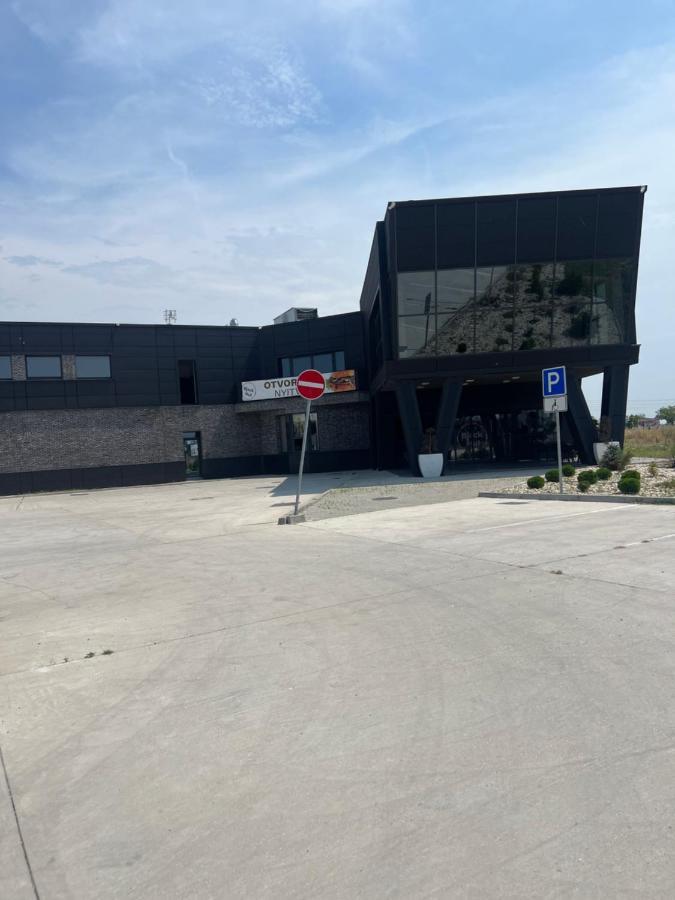 Black Hut Pension&Restaurant *** Ξενοδοχείο Dunajská Streda Εξωτερικό φωτογραφία